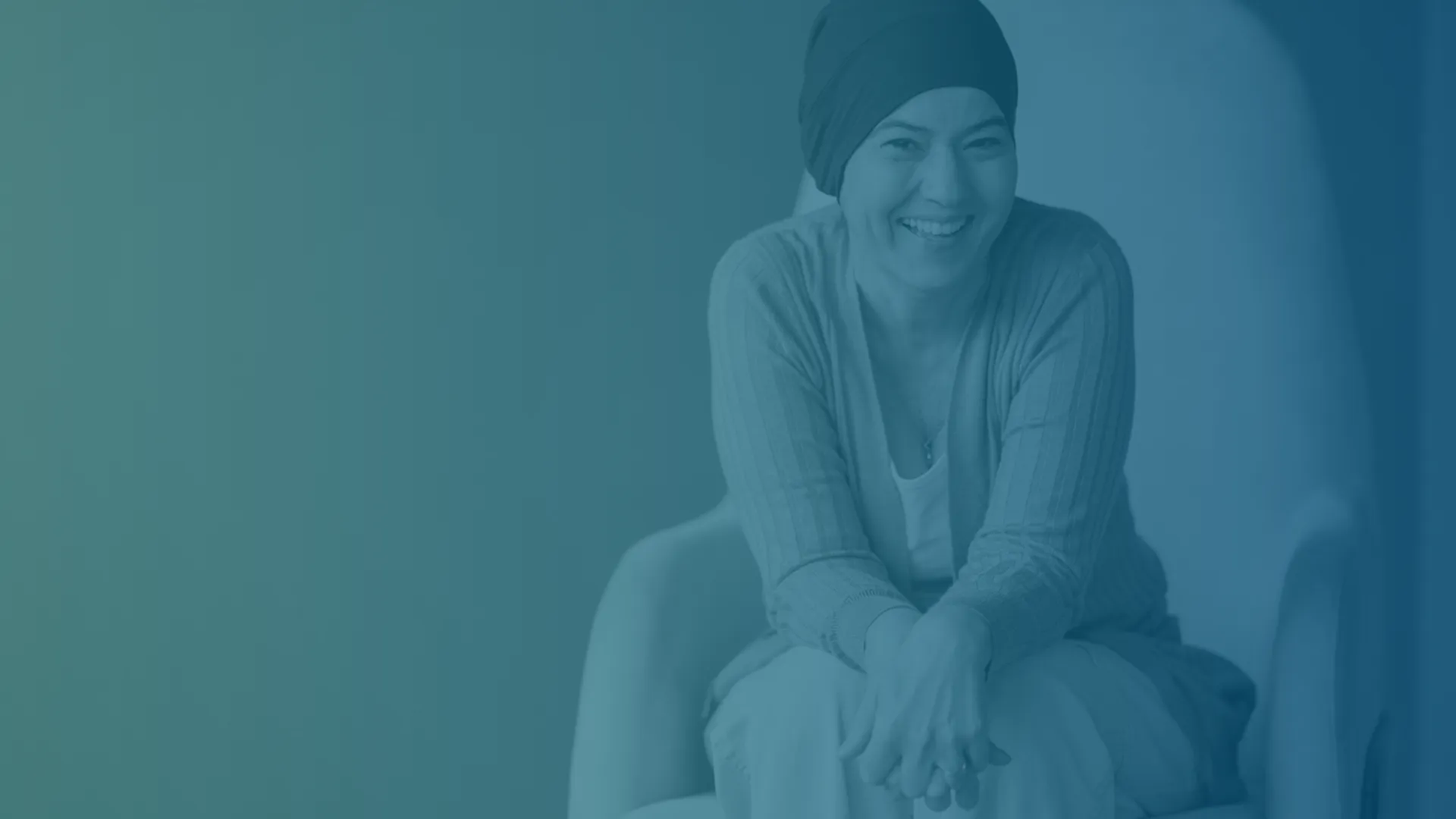 Mujer sonriente durante su proceso de tratamiento